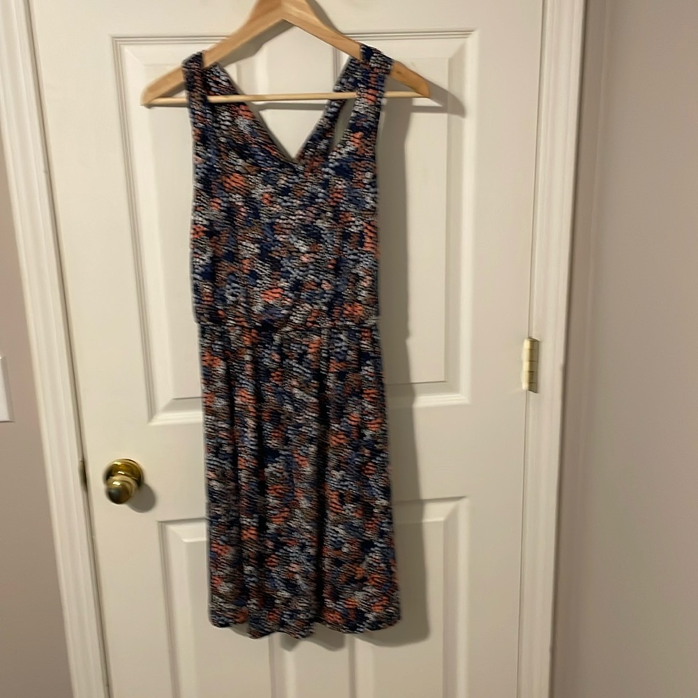 Sleeveless dress with a crisscross back